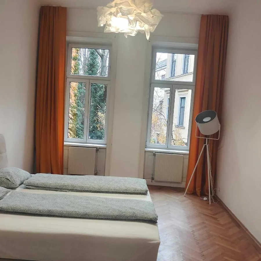 Large 4 Room Apartment In The Center Of فيينا