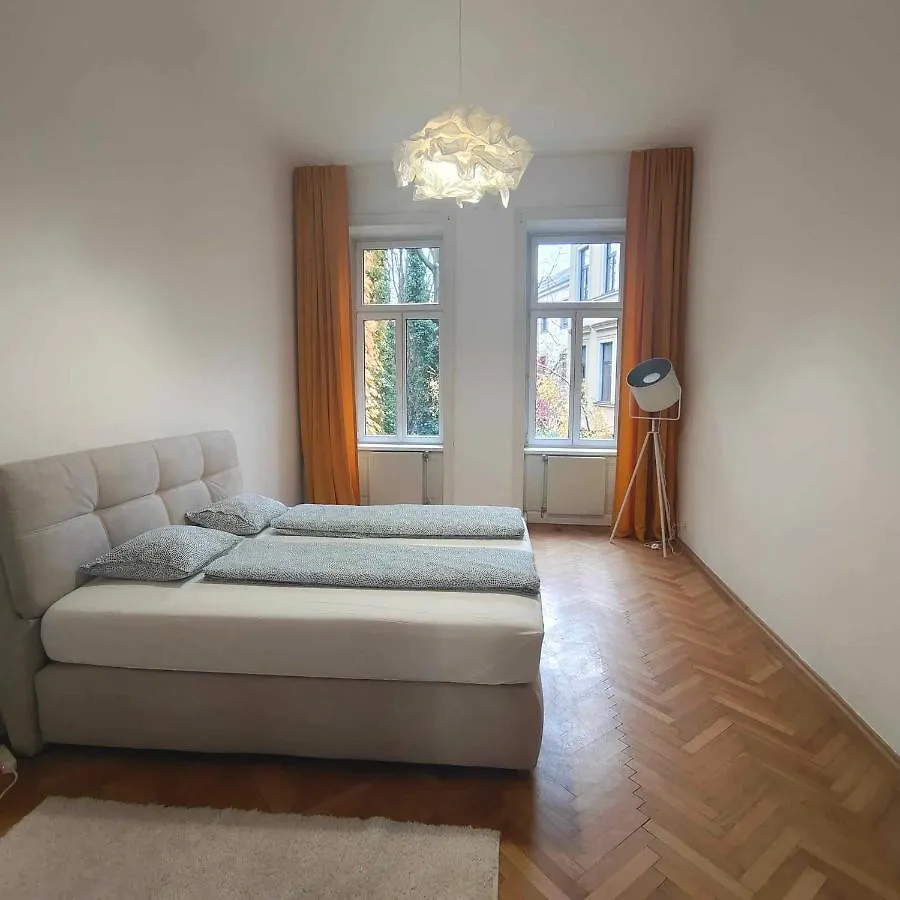 Large 4 Room Apartment In The Center Of Wien