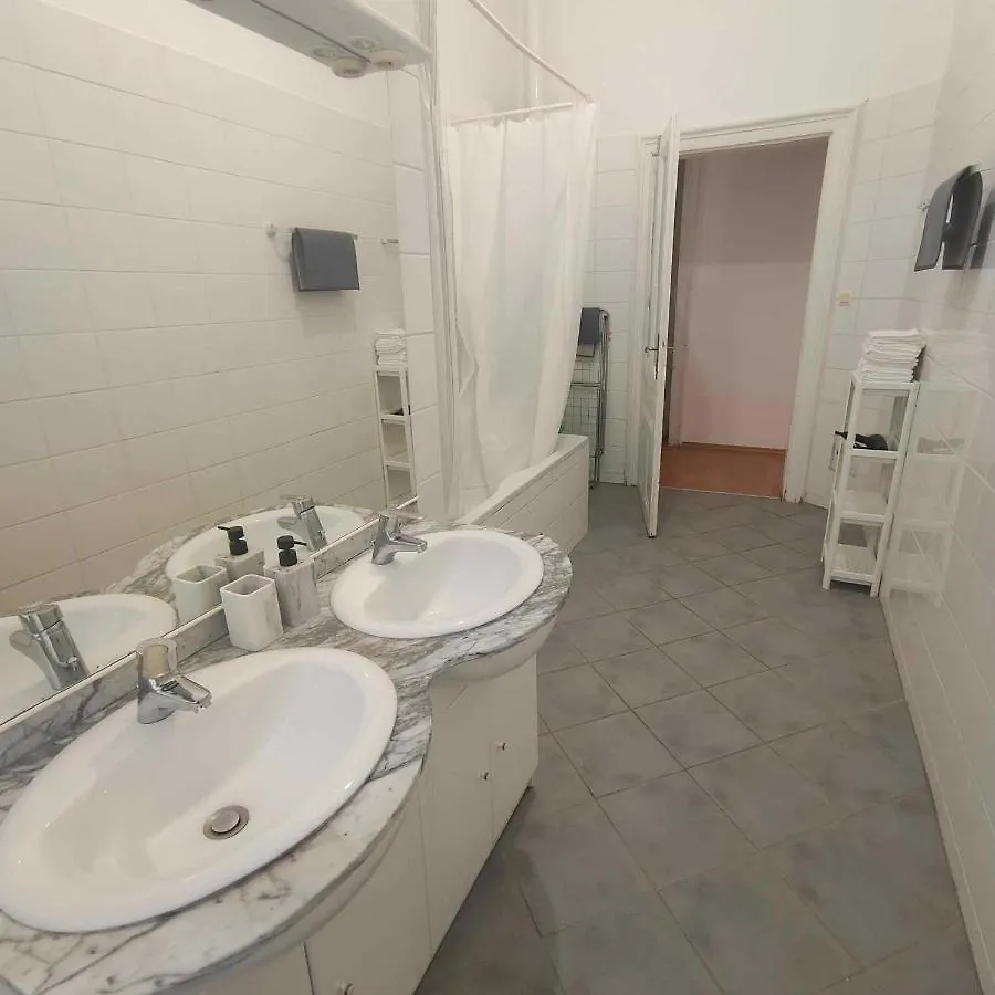 Large 4 Room Apartment In The Center Of Wien