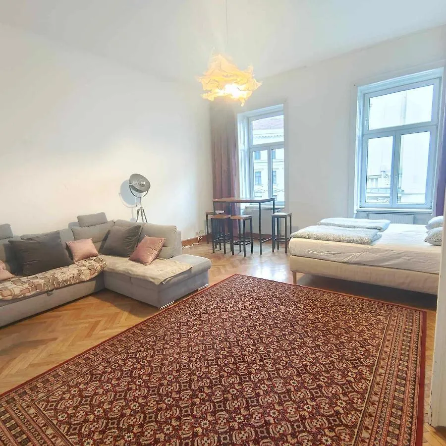 Large 4 Room Apartment In The Center Of فيينا