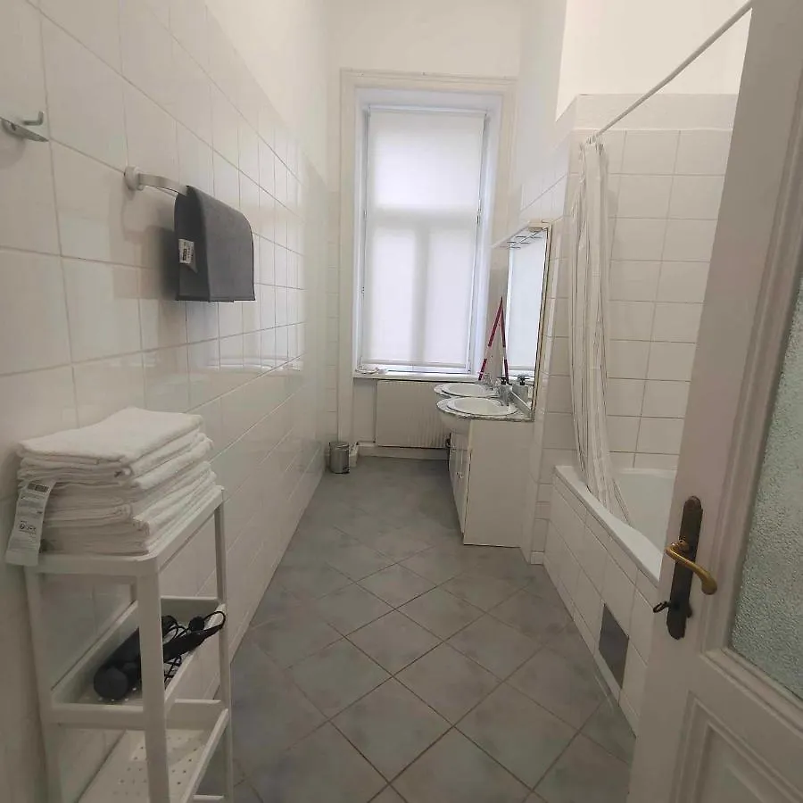 Large 4 Room Apartment In The Center Of Wien 0*,