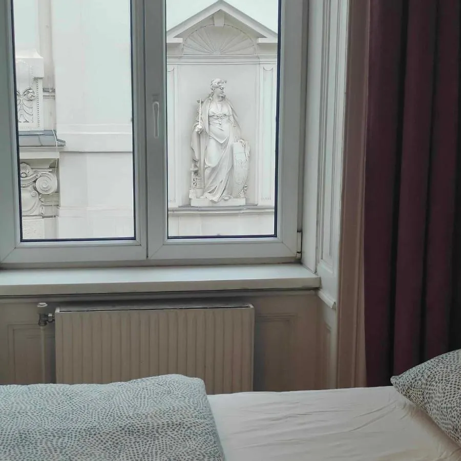 Large 4 Room Apartment In The Center Of فيينا