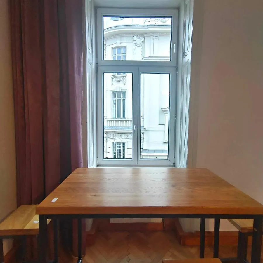 Large 4 Room Apartment In The Center Of فيينا